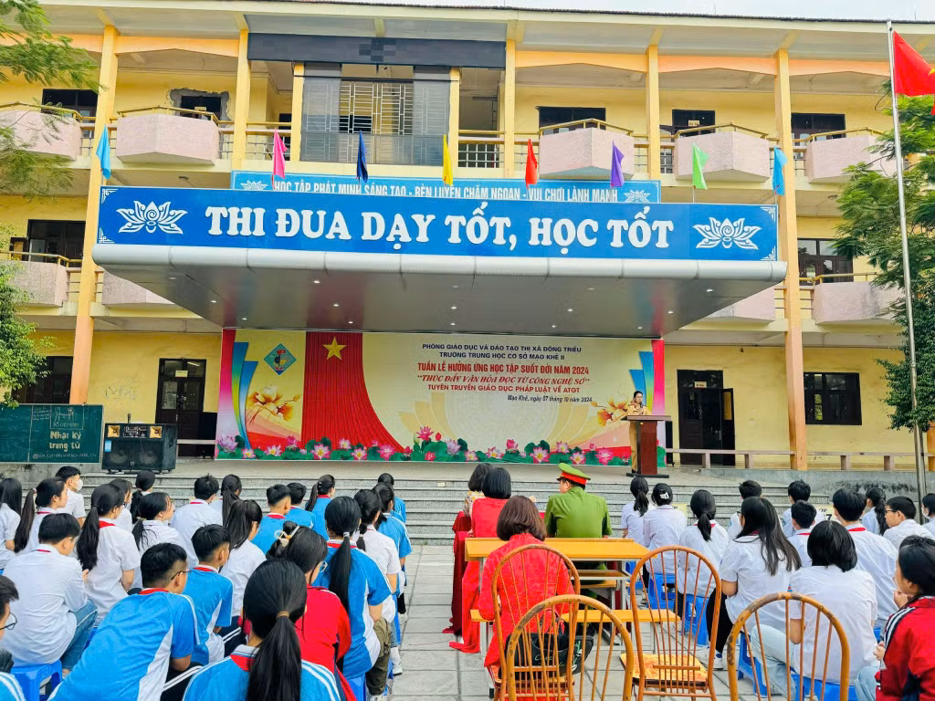 Trường THCS Mạo Khê II phối hợp Đội CSGT Công an TP Đông Triều tuyên truyền luật giao thông cho học sinh.