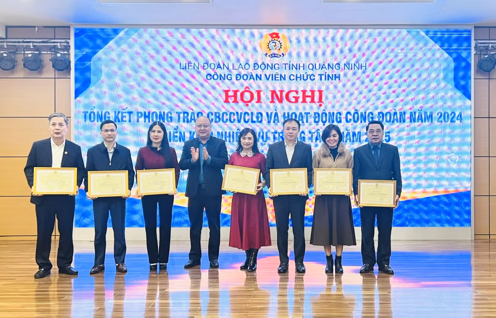 Lãnh đạo LĐLĐ tỉnh tặng bằng khen cho các cá nhân.