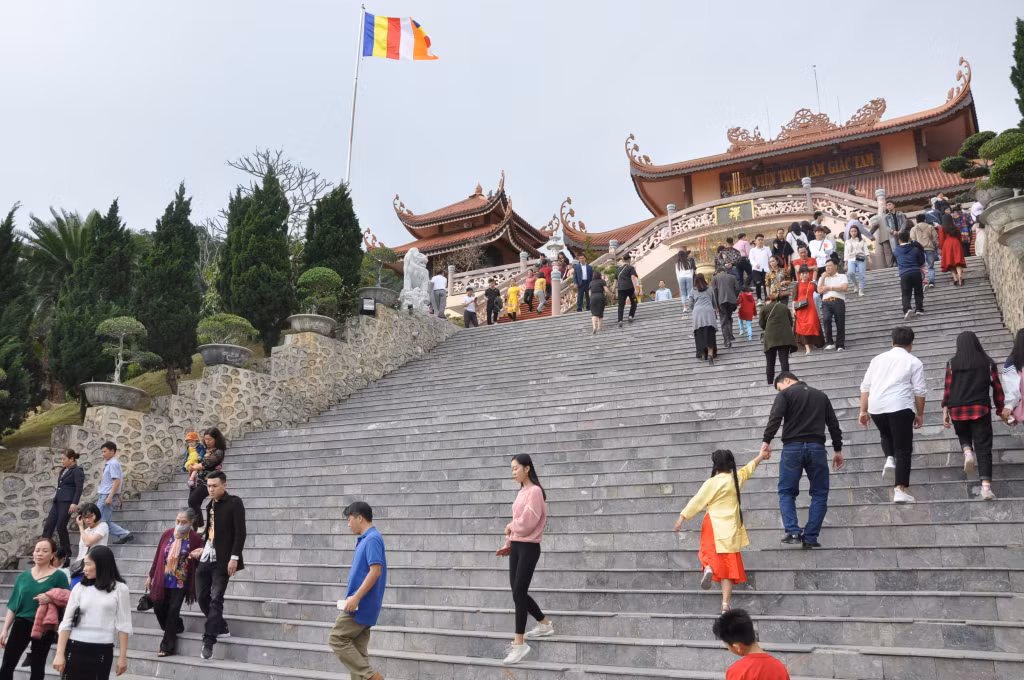 Chùa Cái Bầu nơi thu hút nhiều khách du lịch đến tham quan dịp đầu năm. Ảnh: Phan Hằng