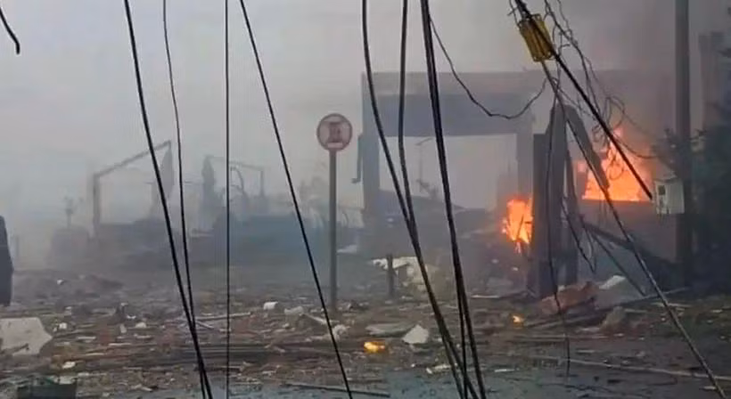 Khi rơi, chiếc máy bay bị nạn va chạm với ống khói của một ngôi nhà 2 tầng trước khi đâm vào một cửa hàng nội thất và bốc cháy. (Nguồn: DW)