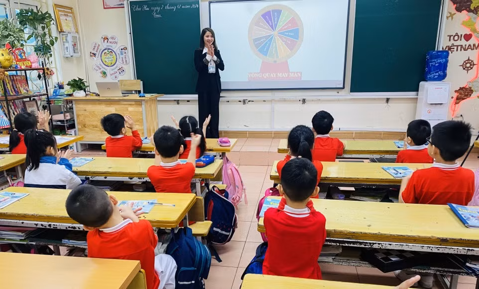 Tiết học dạy toán sử dụng bảng thông học thông minh tại Trường Tiểu học Hạ Long.