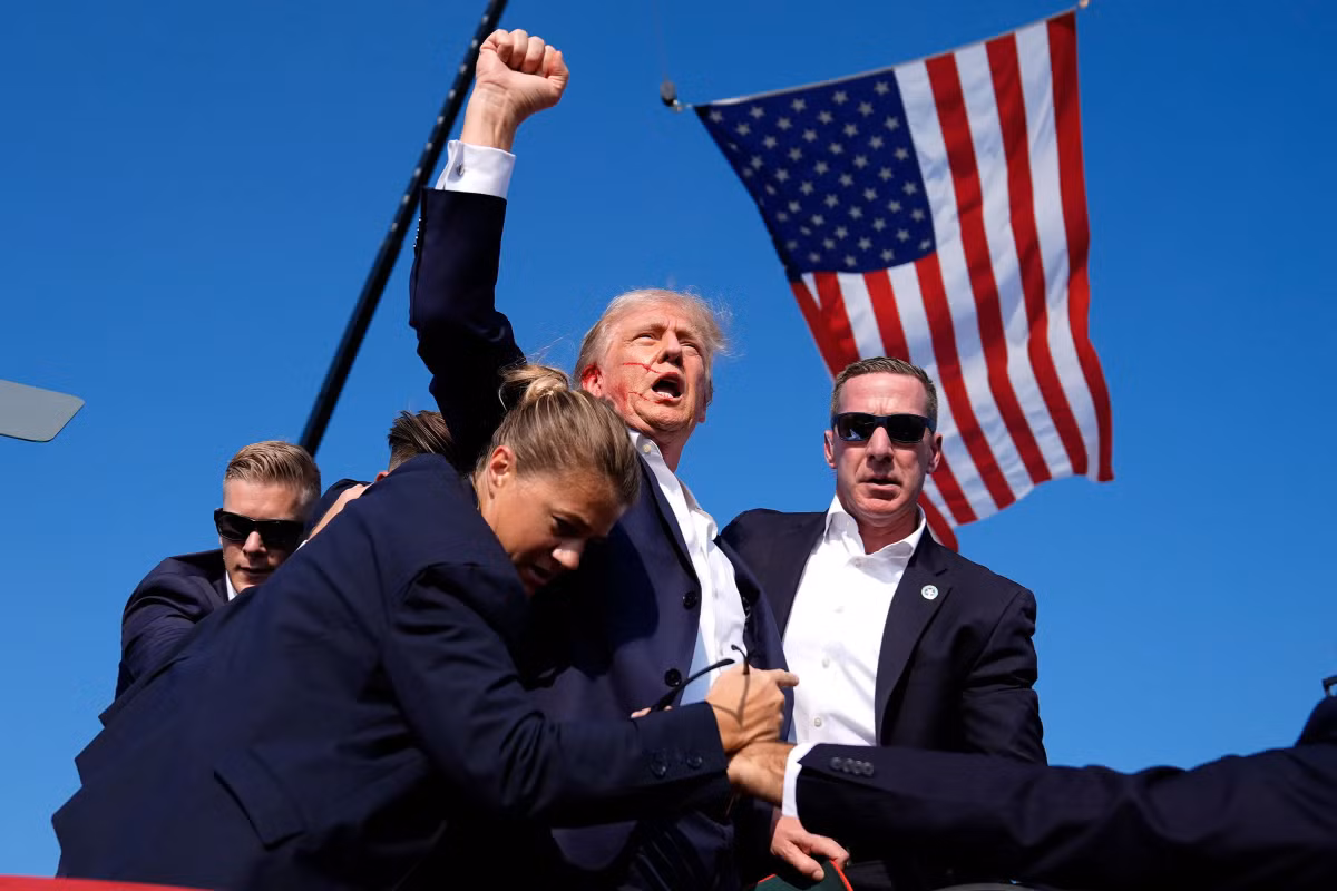 Các mật vụ Mỹ bao quanh ông Donald Trump sau vụ ám sát hụt ở Butler, Pennsylvania ngày 13/7.