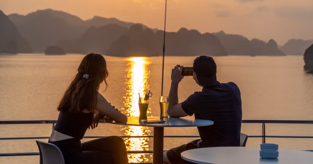 Du khách ngắm hoàng hôn trên Vịnh Hạ Long.