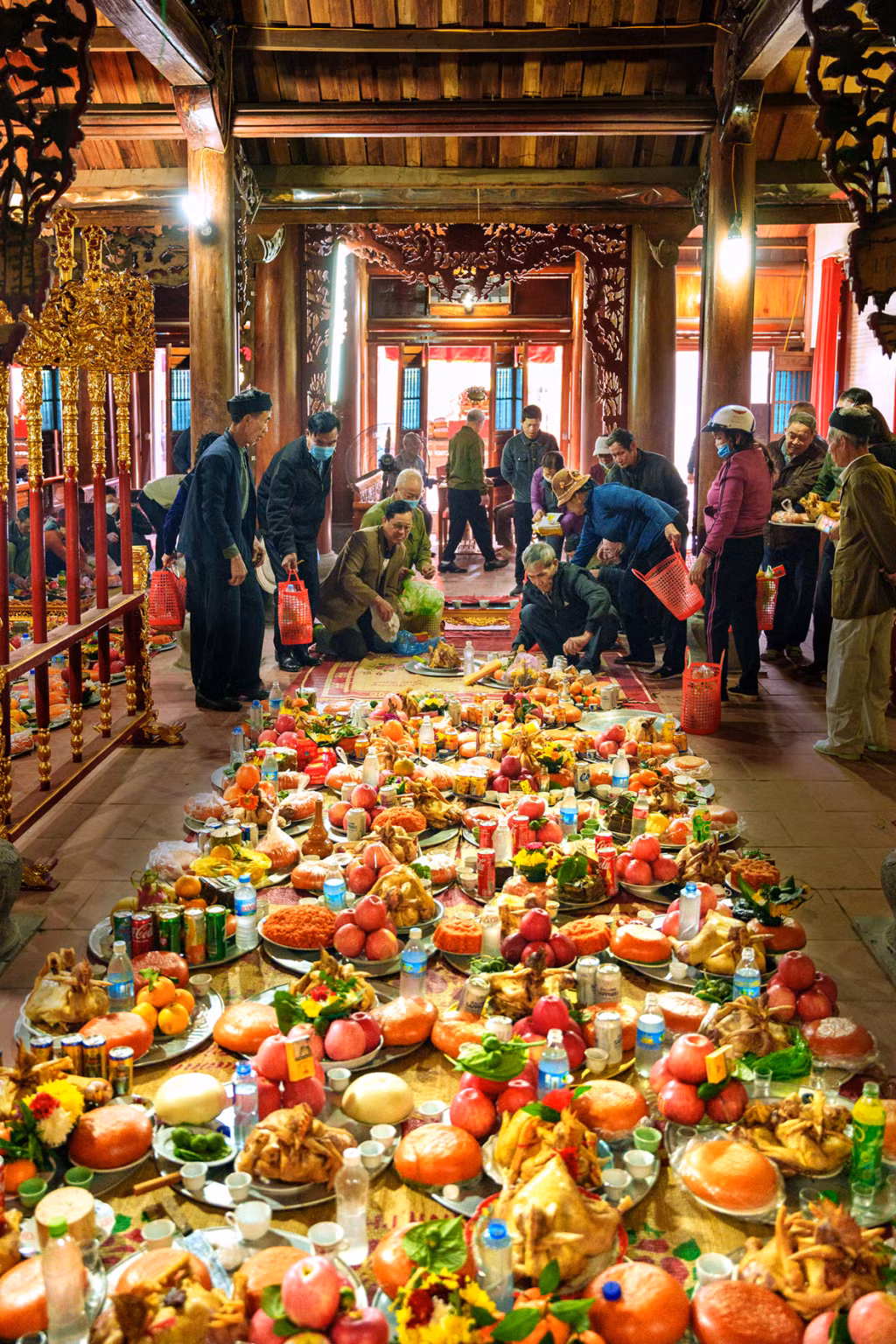 Không khí tưng bừng chuẩn bị các mâm lễ của con cháu các dòng họ. Ảnh: Dương Văn Toàn