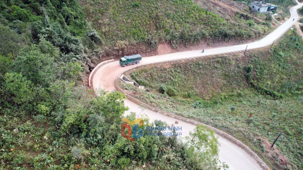 Dốc Bồ Đề trên địa bàn xã Thanh Sơn là một trong những điểm cong cua xuống cấp tiềm ần nguy cơ mất an toàn giao thông trên tuyến đường tỉnh 330