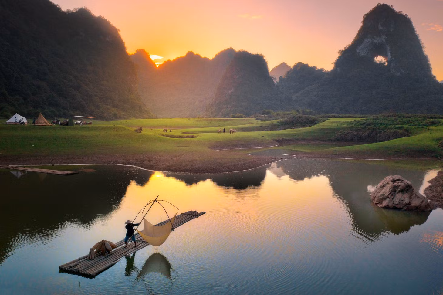 Nhiều năm gần đây, núi Mắt Thần trở thành điểm đến yêu thích của các tín đồ du lịch nhờ phong cảnh thiên nhiên tươi đẹp, hùng vĩ.
