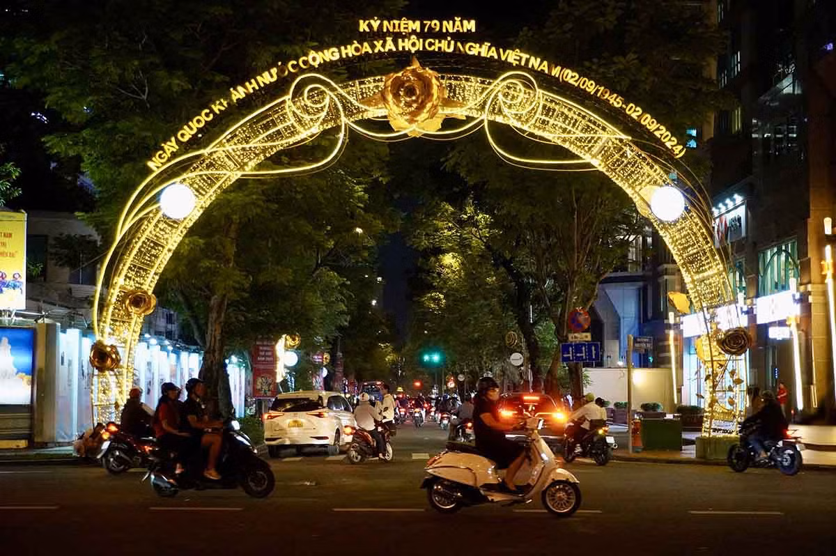 Những tuyến đường xung quanh nhà thờ Đức Bà cũng bật sáng lung linh khi đêm xuống.