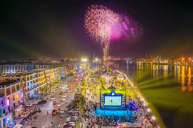 Phố đi bộ Vin Vũ Yên là điểm đến thu hút nhiều du khách.