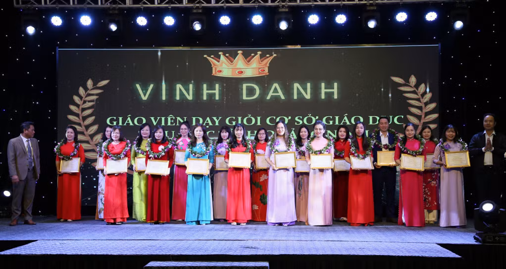 38 giáo viên đạt thành tích xuất sắc nhất trong Hội thi Giáo viên dạy giỏi cấp tiểu học tỉnh Quảng Ninh, năm học 2024-2025 được vinh danh tại lễ tổng kết.