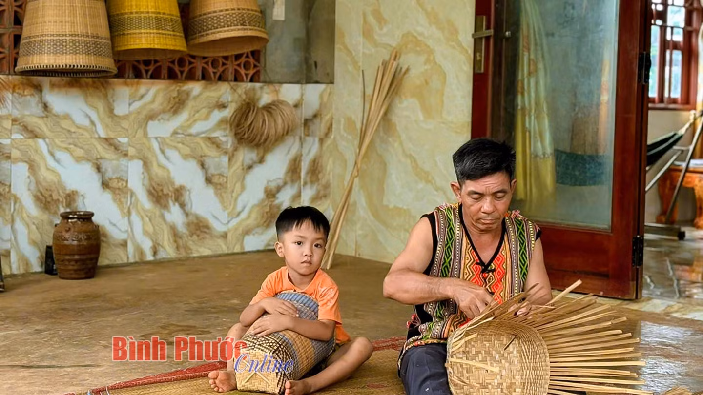Anh Phạm Quốc Hưng tỉ mỉ trong từng khâu để làm ra chiếc gùi bền, đẹp