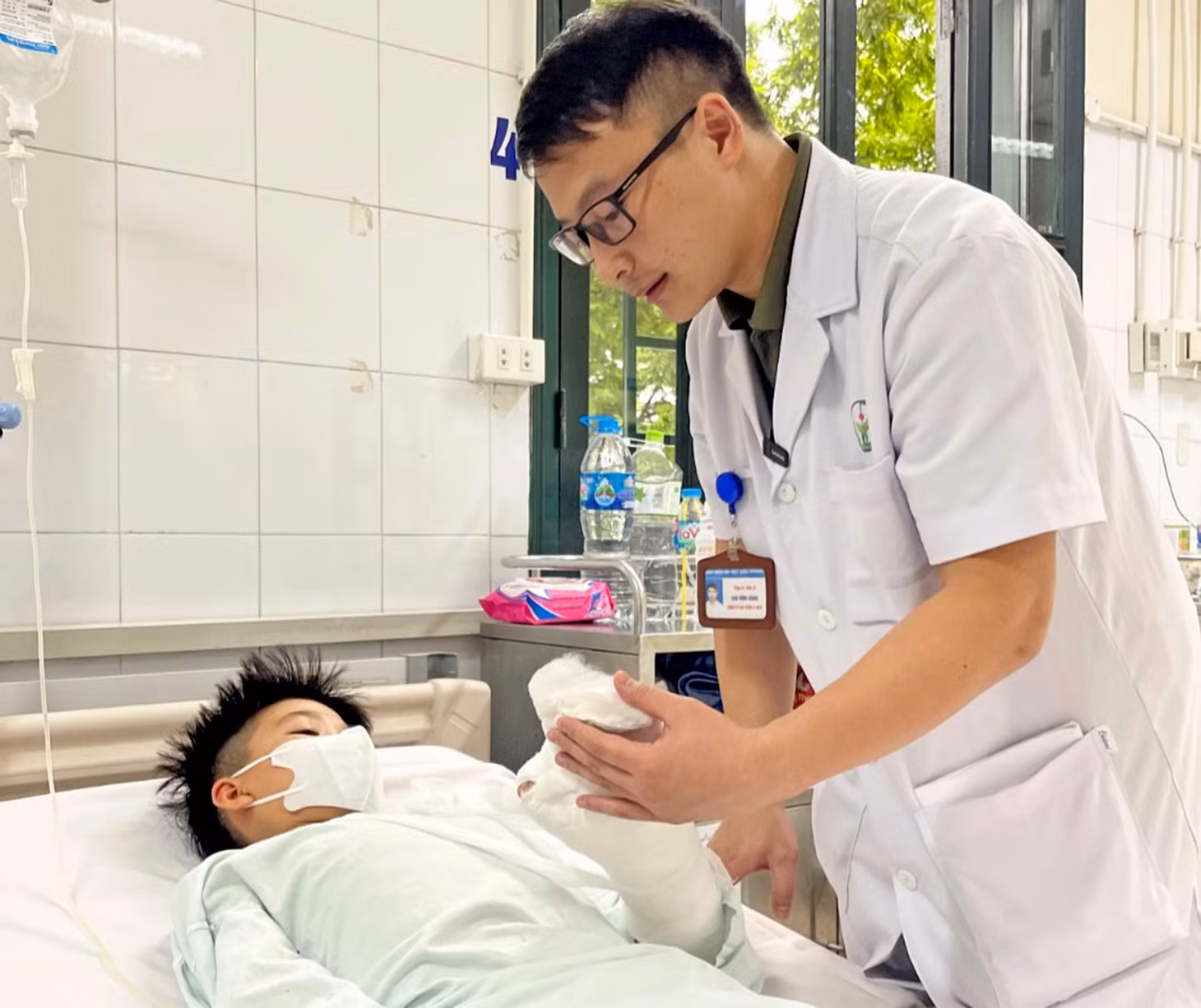 Một bé trai điều trị tại Bệnh viện Việt Đức sau tai nạn tự chế pháo.