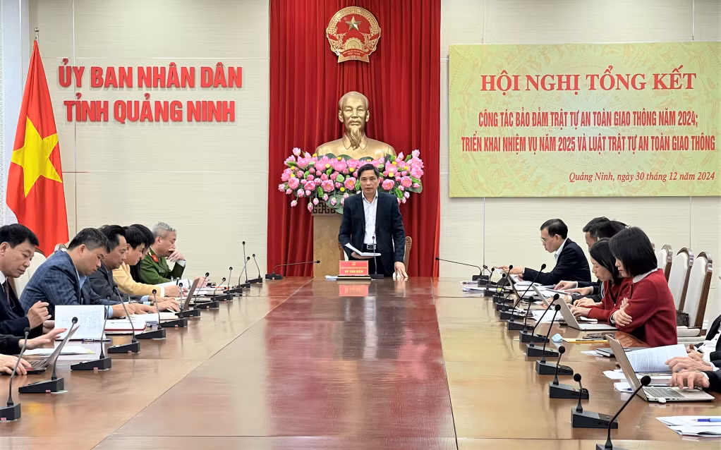 Đồng chí Vũ Văn Diện PCT Thường trực UBND tỉnh, Phó trưởng ban phụ trách Ban ATGT tỉnh phát biểu chỉ đạo Hội nghị.