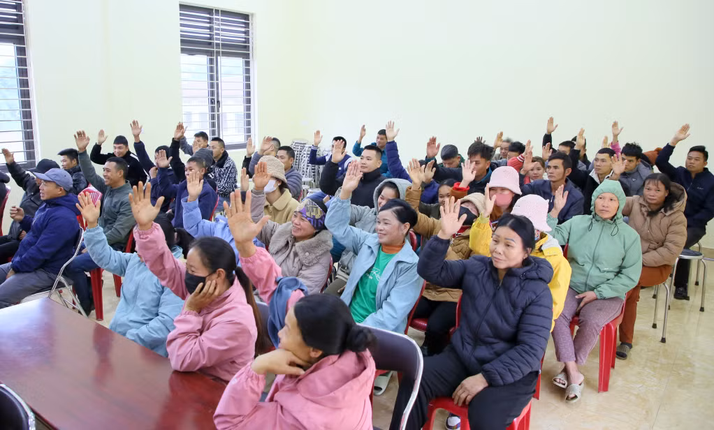 100% cử tri đại diện hộ gia đình thôn Lục Chắn (xã Hải Sơn, TP Móng Cái) biểu quyết nhất trí bầu Trưởng thôn nhiệm kỳ 2025-2027.