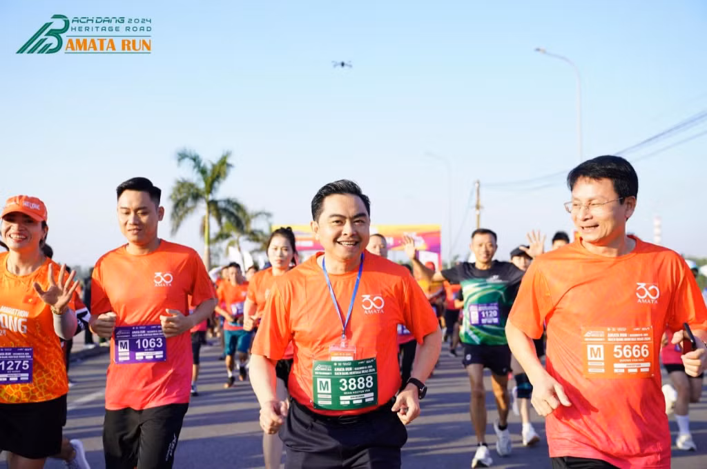 Ông Nguyễn Văn Nhân, Tổng Giám đốc Amata City Hạ Long (giữa) và ông Dương Văn Hào, Phó Chủ tịch UBND thị xã Quảng Yên (phải) tham gia Giải.