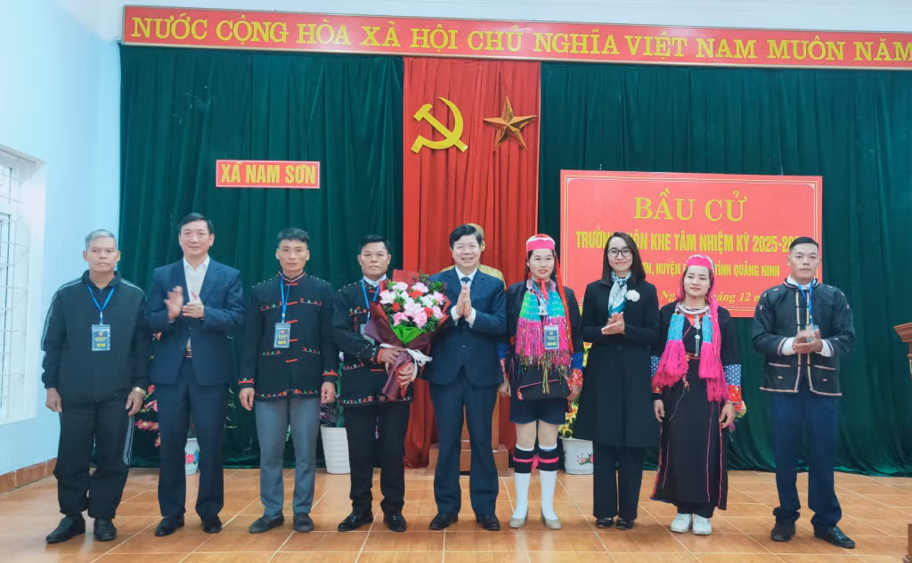 Các đồng chí lãnh đạo huyện tặng hoa chúc mừng tổ bầu cử thôn Khe Tâm, xã Nam Sơn.