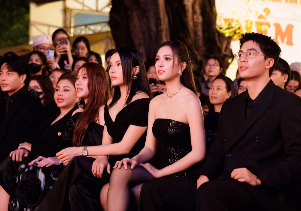 Diễn viên Quốc Anh, hoa hậu Tiểu Vy và Kỳ Duyên (từ phải qua) là những gương mặt mới góp mặt trong phim Trấn Thành.