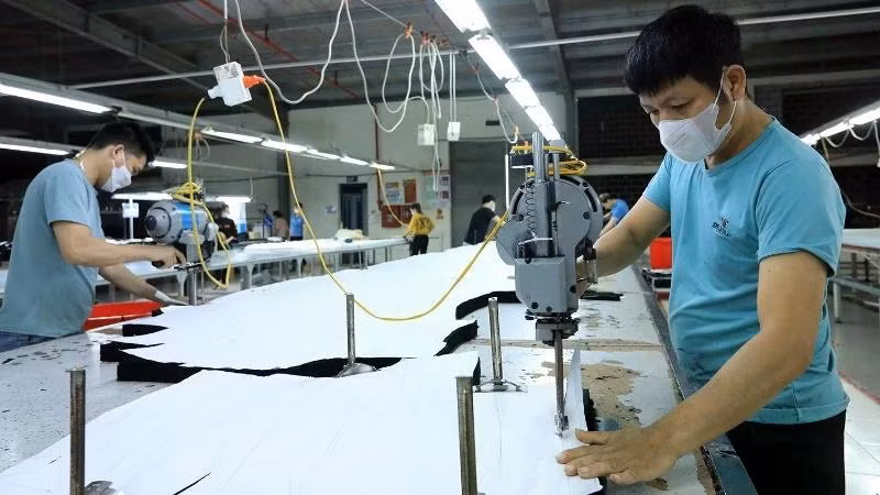 Theo ADB, hoạt động thương mại mạnh hơn dự kiến, sản xuất chế biến chế tạo hàng xuất khẩu phục hồi mạnh mẽ, và việc tiếp tục thực hiện các biện pháp hỗ trợ tài khóa đã thúc đẩy tăng trưởng kinh tế của Việt Nam. (Ảnh minh họa: TTXVN)