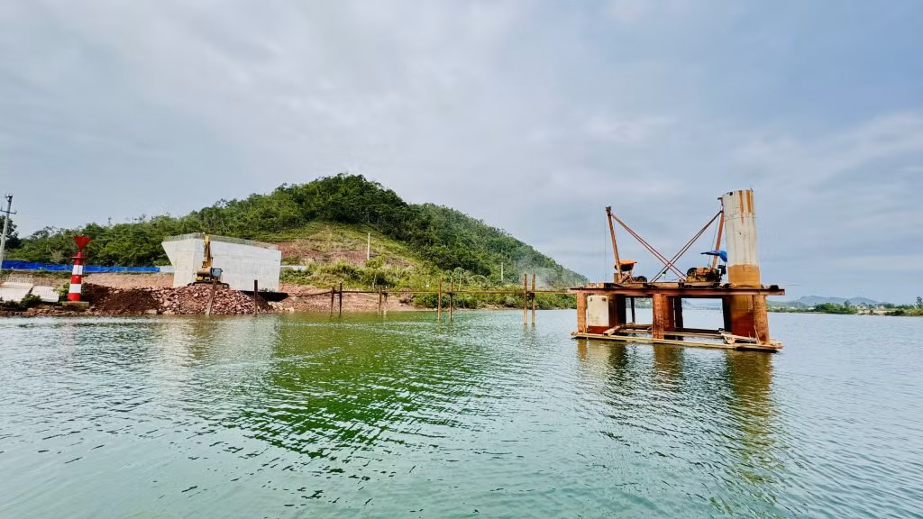 Thi công cầu vượt sông Tiên Yên trên tuyến đường kết nối từ QL4B đến QL18 trên địa bàn huyện Tiên Yên.