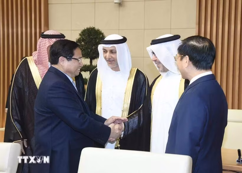 Thủ tướng Phạm Minh Chính tiếp Đại sứ UAE, Qatar và Saudi Arabia tại Việt Nam. (Ảnh: Dương Giang/TTXVN)