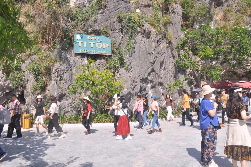Du khách tham quan đảo Ti Tốp trên Vịnh Hạ Long.
