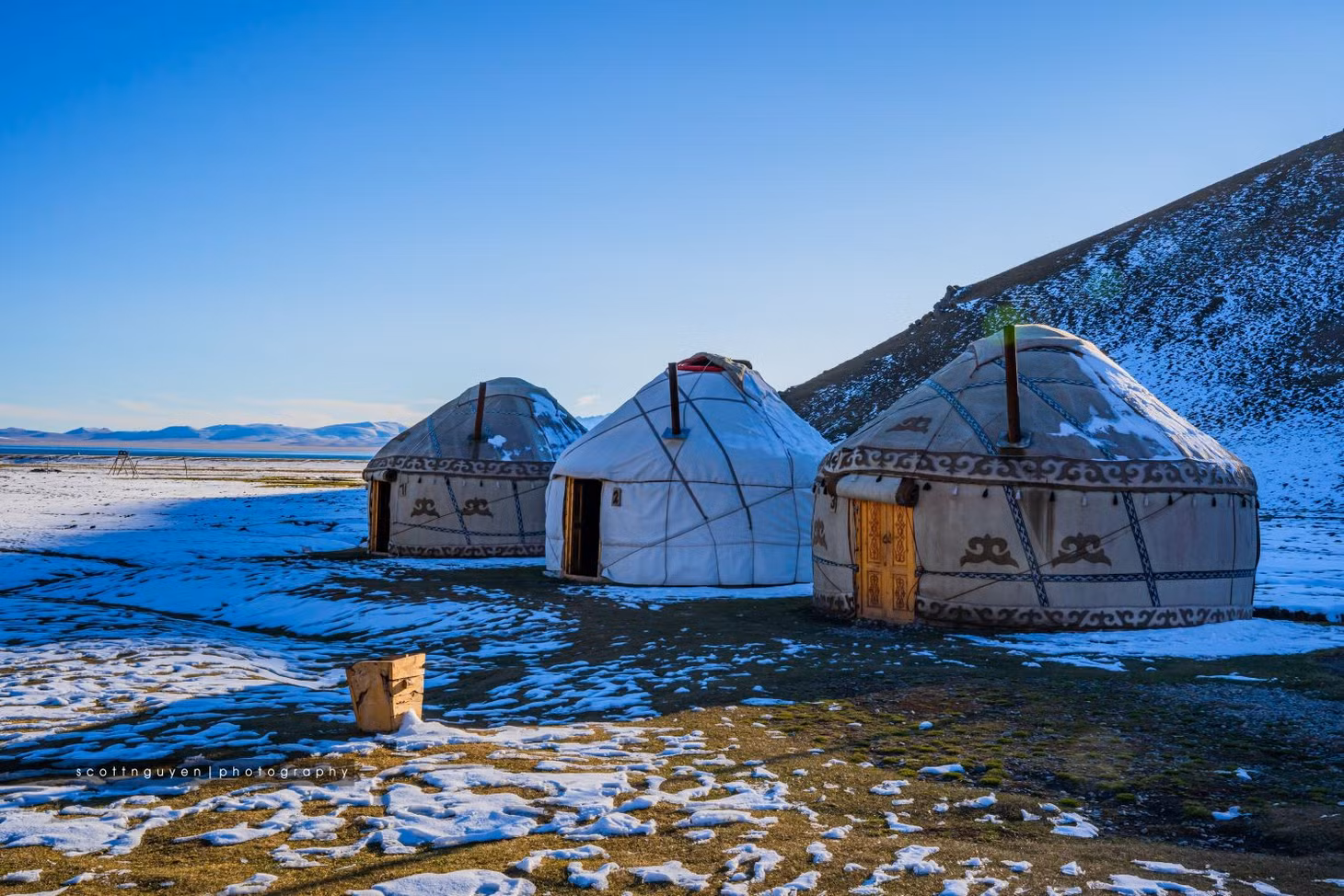 Vùng xung quanh hồ là nơi sinh sống của người du mục Kyrgyzstan. Du khách đến đây có thể trải nghiệm cuộc sống trong những chiếc yurt (nhà lều truyền thống), thử các món ăn địa phương như kumis (sữa ngựa lên men) hoặc tham gia chăn thả gia súc.