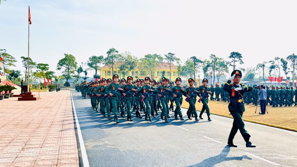 Các lực lượng Sư đoàn 395 diễu hành kỷ niệm.