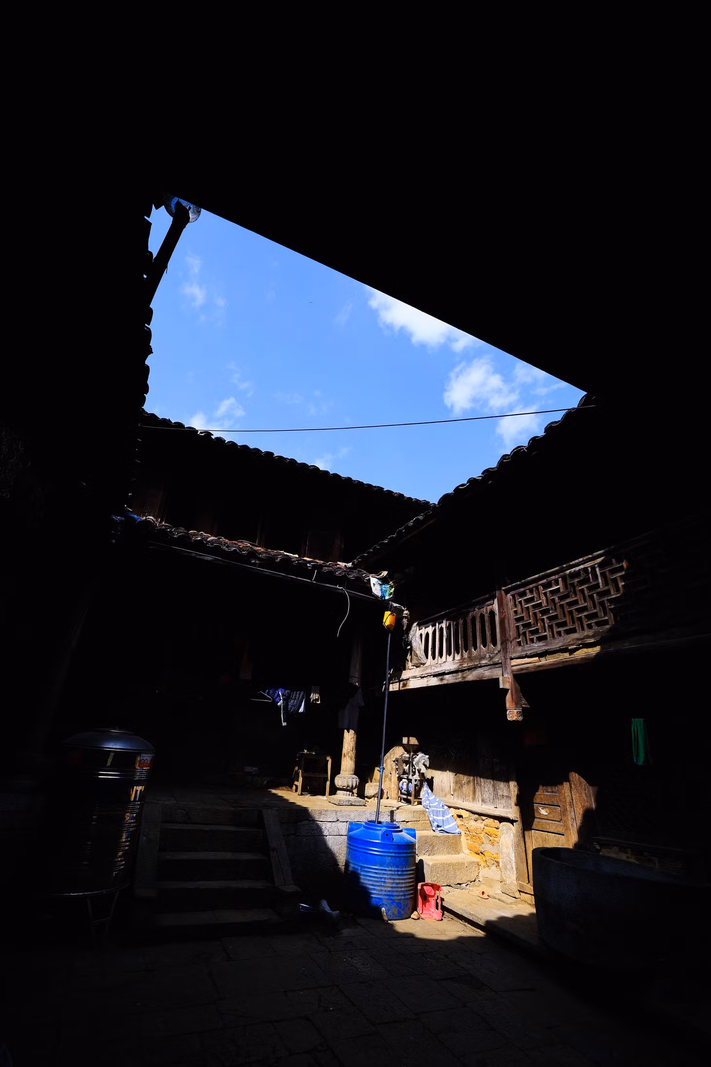... Bao quanh chiếc sân đầy ánh sáng là bức tường mặt trước và 3 dãy nhà hai tầng bằng gỗ, tường trình đất, mái lợp ngói âm dương.
