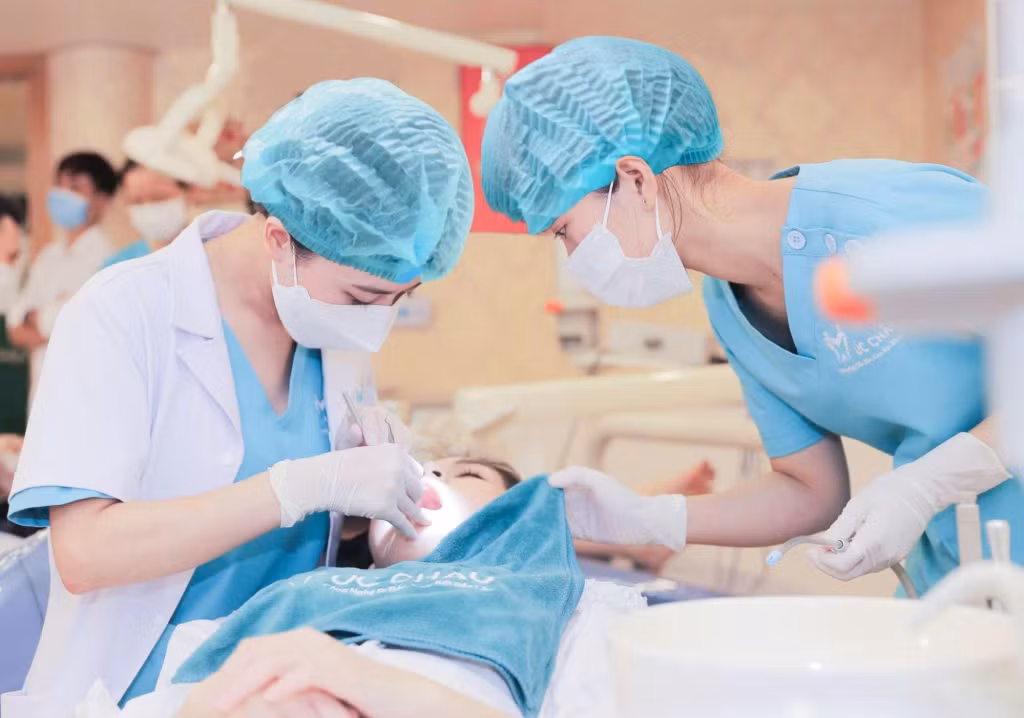 Khách hàng đang sử dụng dịch vụ niềng răng tại Nha khoa Úc Châu.