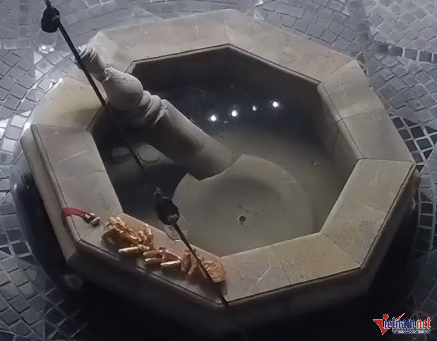 Đài phun nước nhà ông Gerard sau buổi diễn của ca sĩ Đàm Vĩnh Hưng.