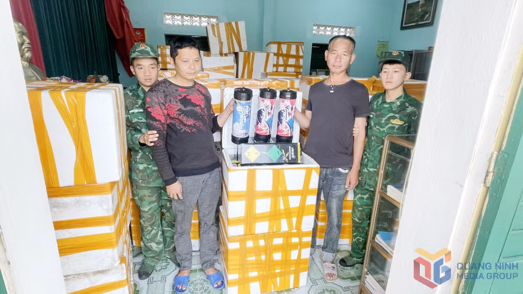Đối tượng H và T, cùng tang vật bị Đồn Biên phòng Trà Cổ bắt giữ.