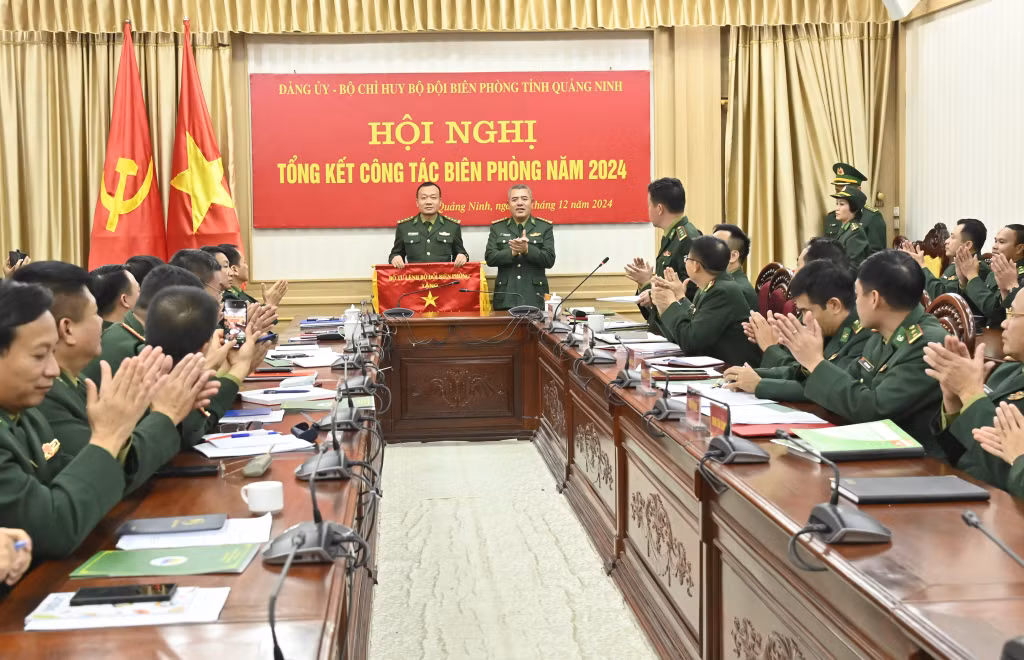 Đại tá Nguyễn Văn Thiềm, Chỉ huy trưởng BĐBP tỉnh trao cờ cho tập thể Phòng Tham mưu vì có thành tích xuất sắc trong năm 2024.