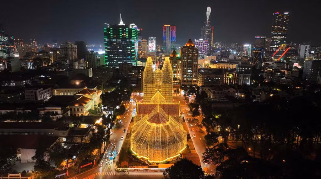 Nhà thờ Đức Bà từ lâu đã trở thành điểm nhấn của trung tâm TPHCM. Vào dịp Giáng sinh, nhà thờ rực rỡ ánh đèn thu hút đông đảo du khách trong và ngoài nước đến tham quan.