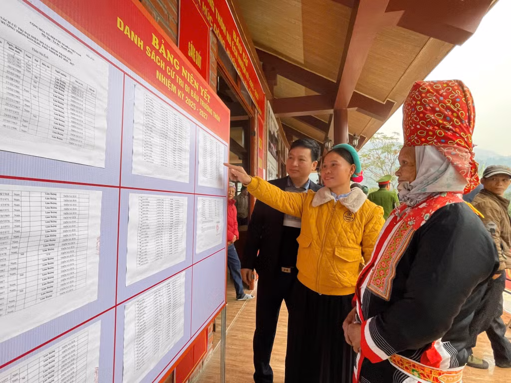Cử tri thôn Nà Ếch, xã Húc Động, huyện Bình Liêu, có mặt tại điểm bầu cử xem danh sách người ứng cử.