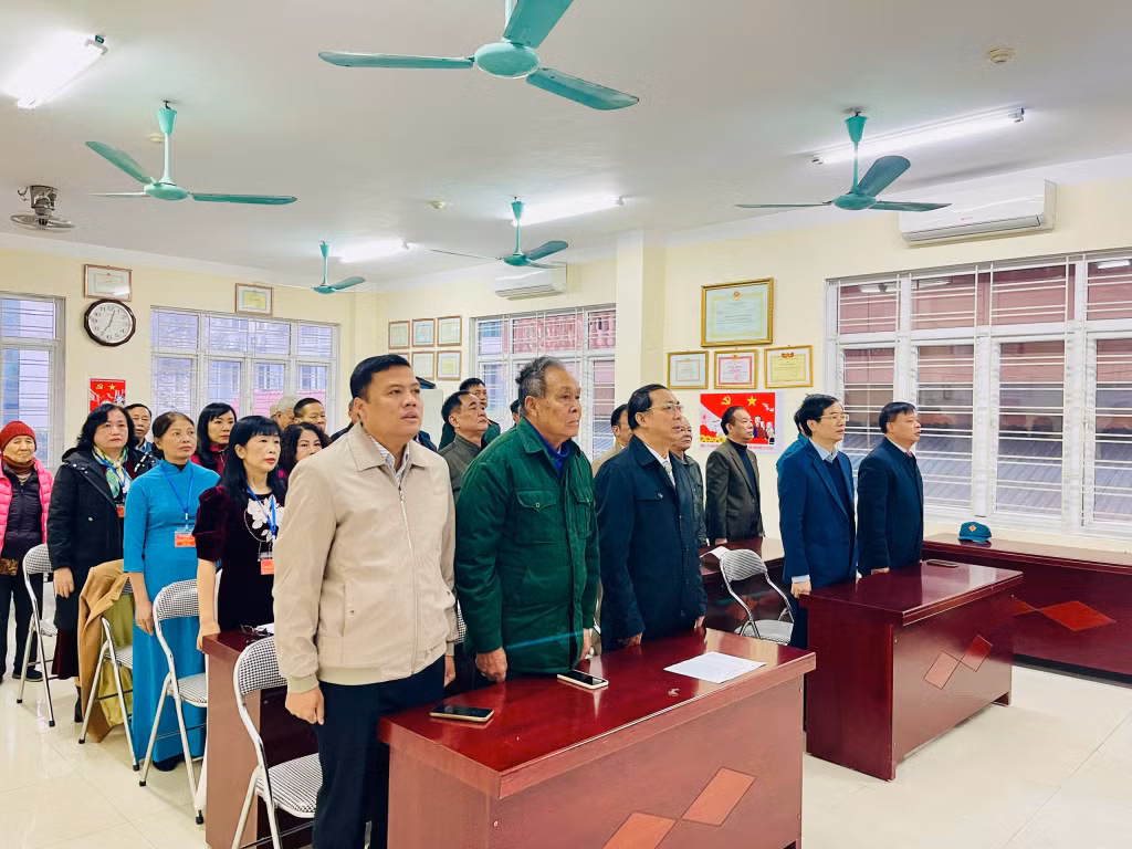 Cử tri khu phố 8, phường Hồng Hải làm lễ chào cờ trước khi tiến hành bầu cử.