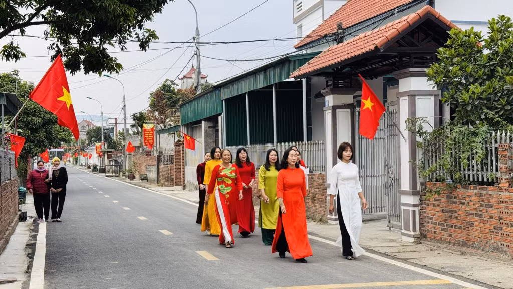 Cử tri khu Bình Sơn Đông, phường Bình Dương, TP Đông Triều, náo nức đi bầu cử trưởng khu. Ảnh: Đỗ Phương