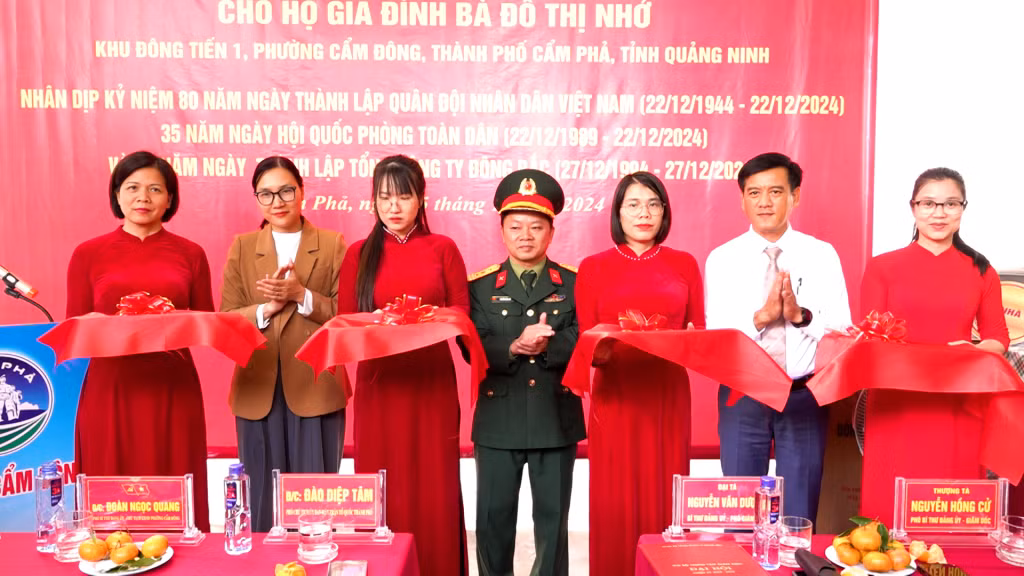 Lãnh đạo Trung tâm Giám định - Tổng Công ty Đông Bắc cắt băng khánh thành và bàn giao nhà cho gia đình bà Đỗ Thị Nhở