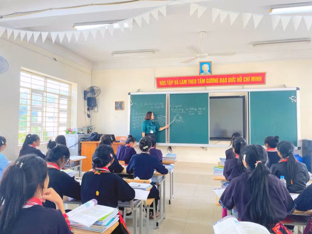 Tiết học môn Vật lý của cô và trò lớp 12B, Trường PTDT nội trú THCS-THPT Tiên Yên.