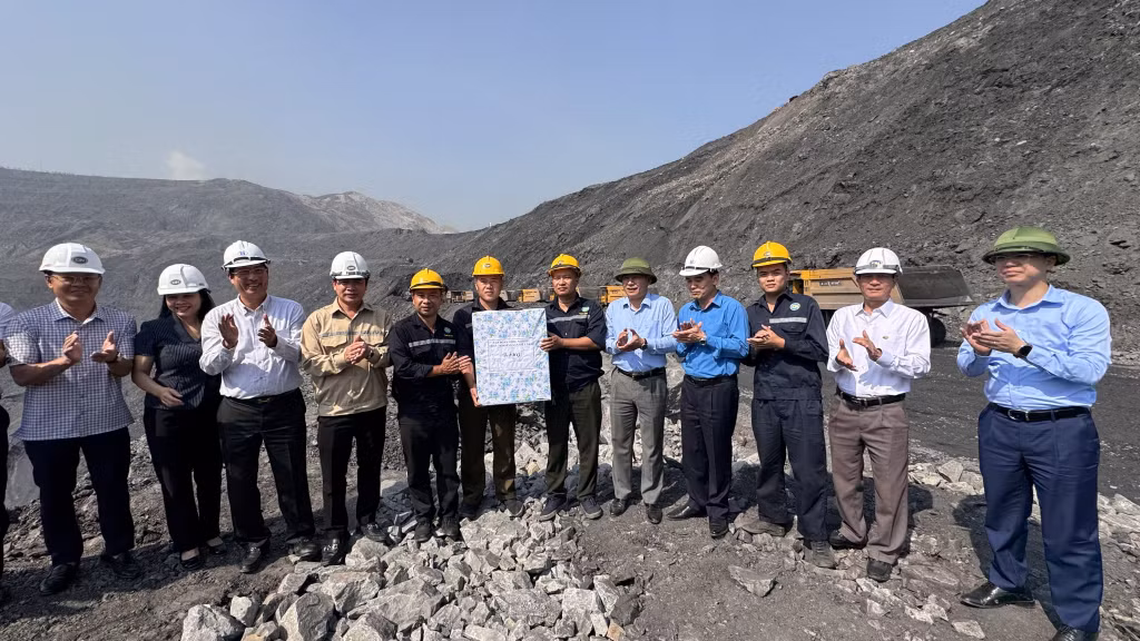 Lãnh đạo TKV tặng quà, động viên CBCNV Than Đèo Nai - Cọc Sáu vượt khó, hoàn thành nhiệm vụ SXKD.