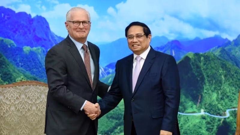 Thủ tướng Phạm Minh Chính và ông John Neuffer, Chủ tịch Hiệp hội Công nghiệp bán dẫn Hoa Kỳ (SIA). (Ảnh: TRẦN HẢI)