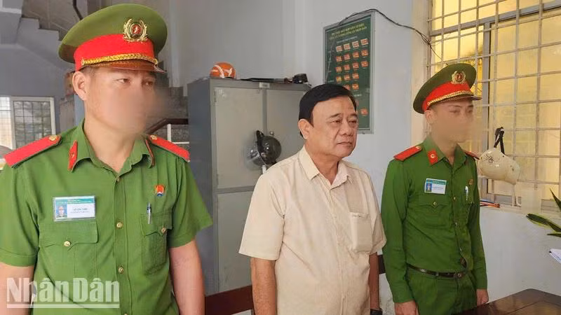 Cơ quan Cảnh sát điều tra Công an tỉnh Kiên Giang thi hành lệnh bắt bị can để tạm giam đối với Trần Minh Vũ.