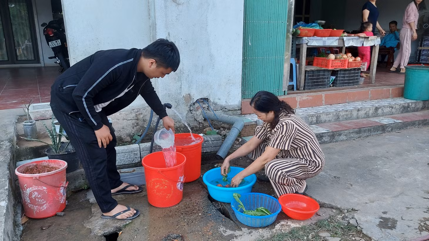 Người dân thôn Khe Sâu, xã Nam Sơn, huyện Ba Chẽ vui mừng khi được sử dụng nước sạch từ công trình cấp nước tập trung.