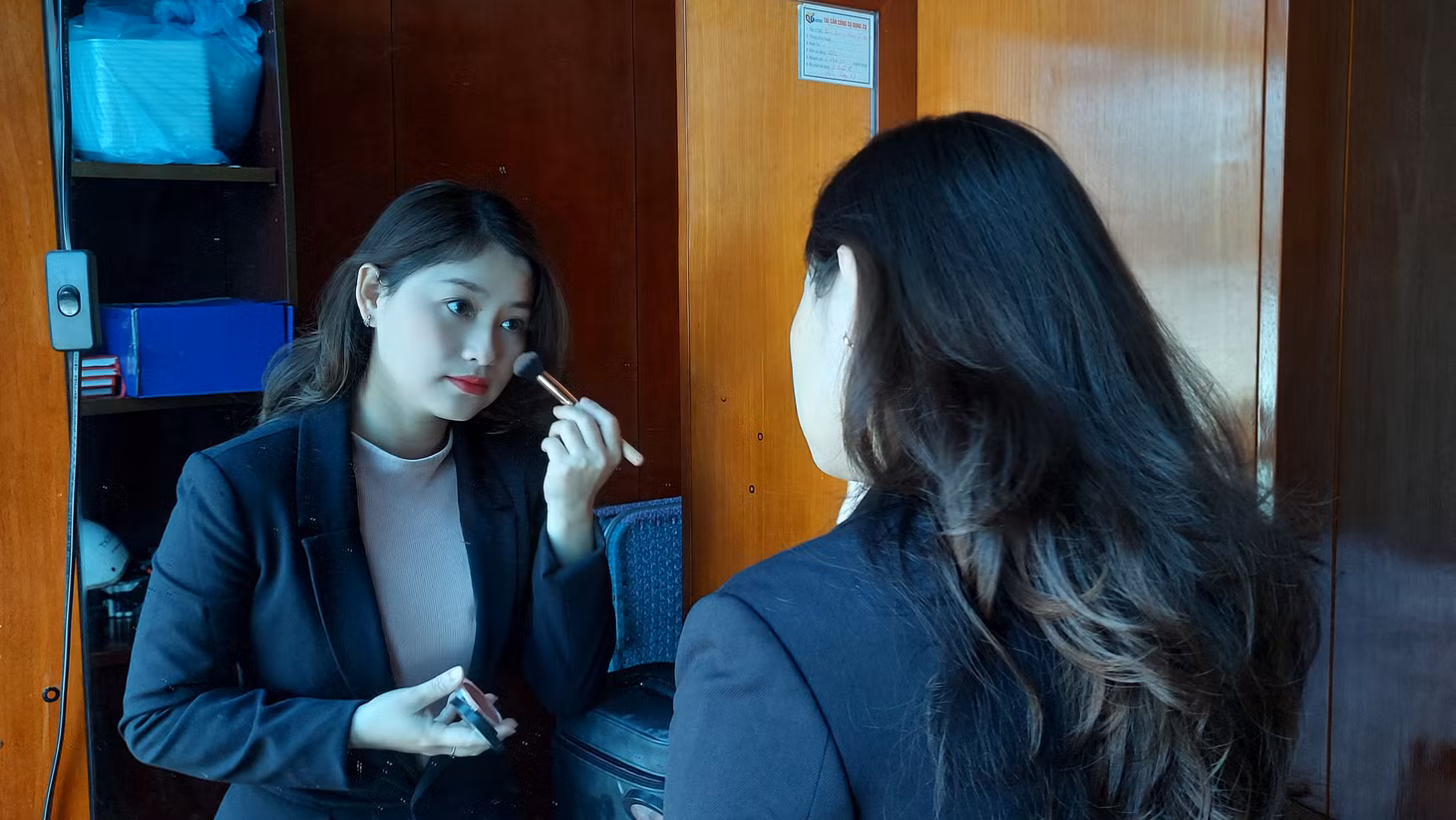 Biên dịch viên Thu Giang chuẩn bị trước giờ lên sóng chương trình bản tin quốc tế.