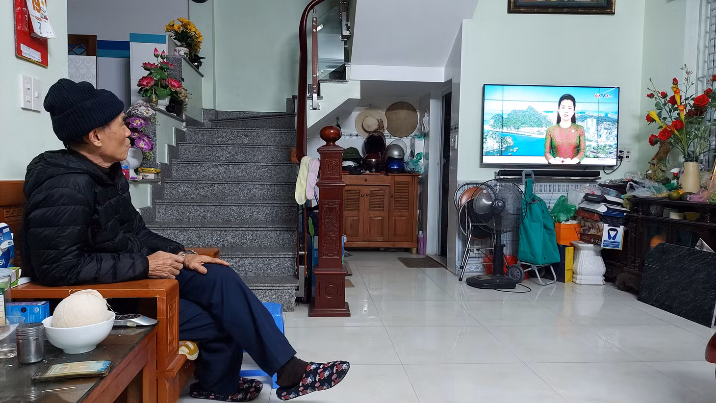 Xem truyền hình Quảng Ninh là thói quen hàng ngày của người dân trong tỉnh. (Trong ảnh: Ông Hồ Sỹ Trí, đảng viên khu phố 2, phường Bãi Cháy xem chương trình Thời sự Quảng Ninh).