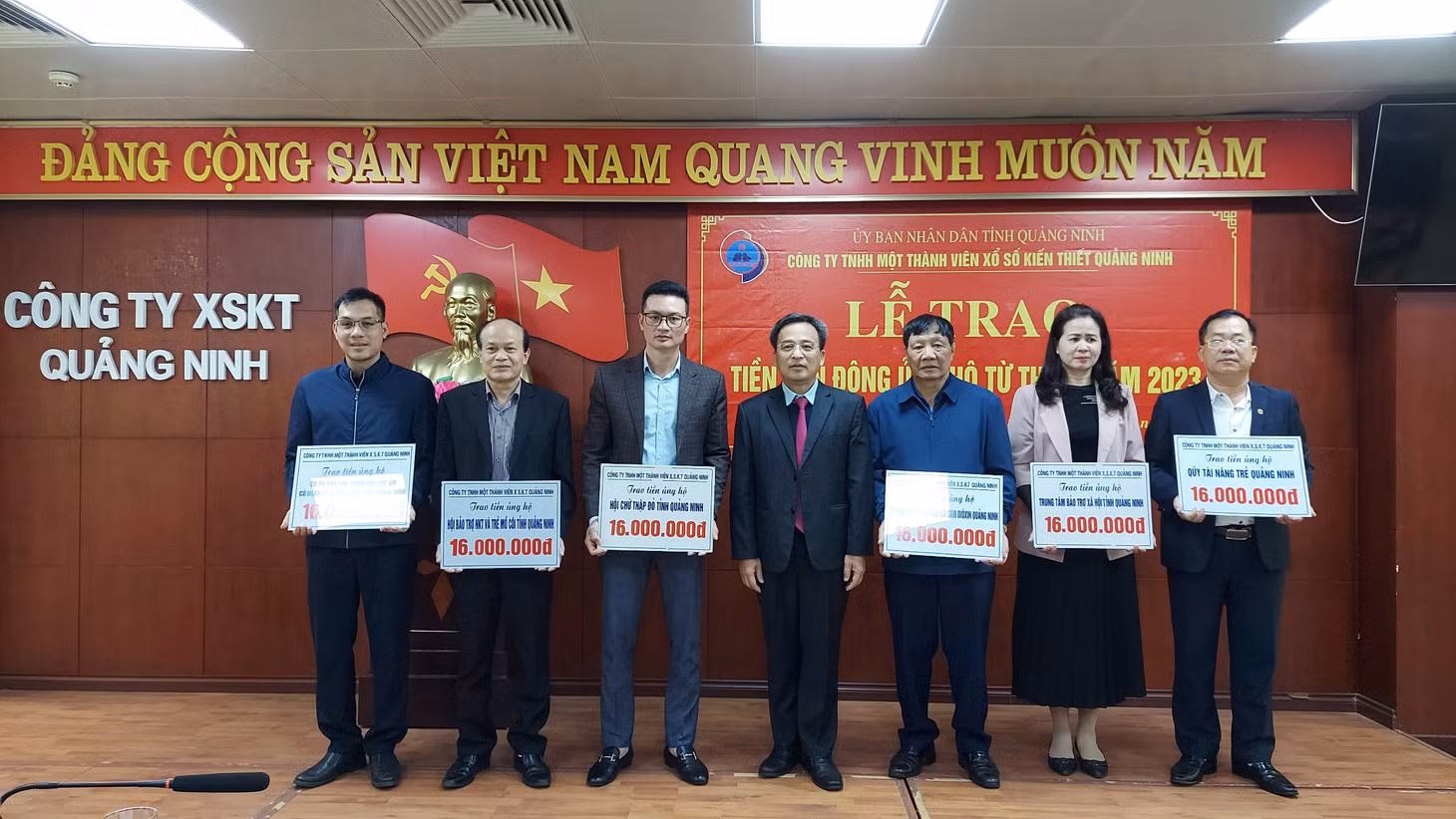 Lãnh đạo Công ty xổ số kiến thiết Quảng Ninh trao tiền cho đại diện các đơn vị tiếp nhận ủng hộ, tháng 12 năm 2023. 