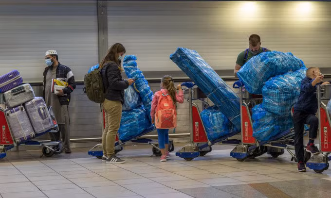 Các hành khách xếp hàng tại sân bay quốc tế OR Tambo ở Johannesburg, Nam Phi, hôm 26/11. Ảnh: AP.