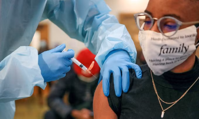 Một người được tiêm vaccine Covid-19 tại Chicago, bang Illinois hồi tháng 2. Ảnh: Reuters.