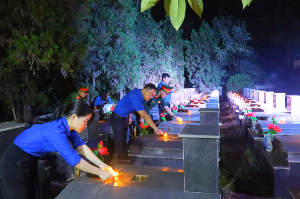Đoàn viên thanh niên thắp hương tưởng nhớ các Anh hùng liệt sỹ tại Nghĩa trang Liệt sỹ huyện Bình Liêu. Đoàn viên thanh niên thắp nến tưởng nhớ các Anh hùng liệt sĩ tại Nghĩa trang liệt sĩ huyện Bình Liêu tối 26-7- 2023 (Ảnh tư liệu)