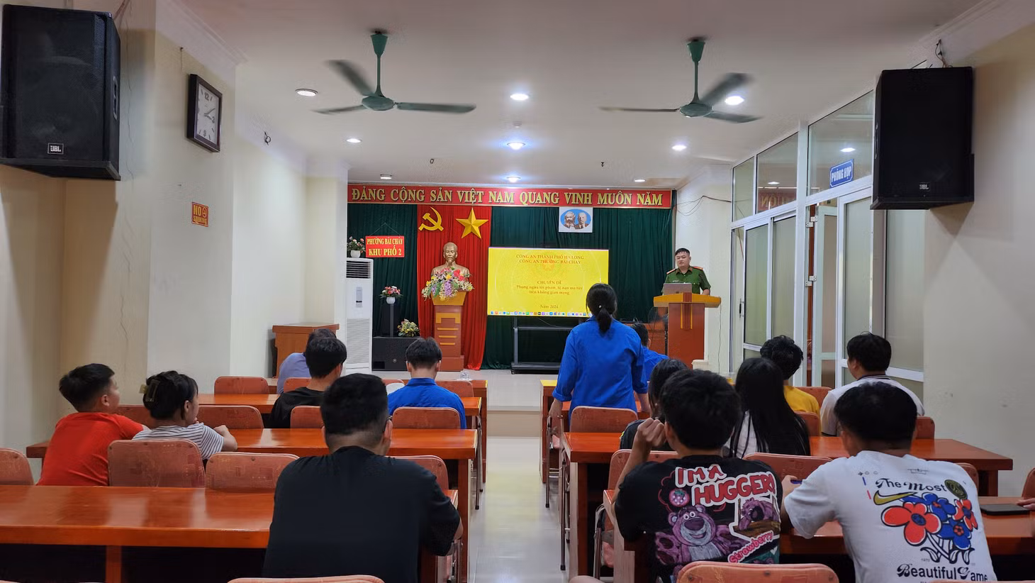 Công an phường Bãi Cháy (TP Hạ Long) tổ chức tuyên truyền phòng ngừa tội phạm, tệ nạn ma túy trên không gian mạng cho thanh thiếu niên, học sinh trên địa bàn khu phố 2.