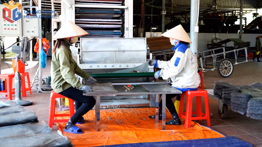 Dây chuyền công nghệ mới được Công ty CP Thương mại và Dịch vụ Bình Liêu đầu tư từ năm 2024, góp phần tiết kiệm chi phí, ổn định sản xuất và nâng cao giá trị sản phẩm.