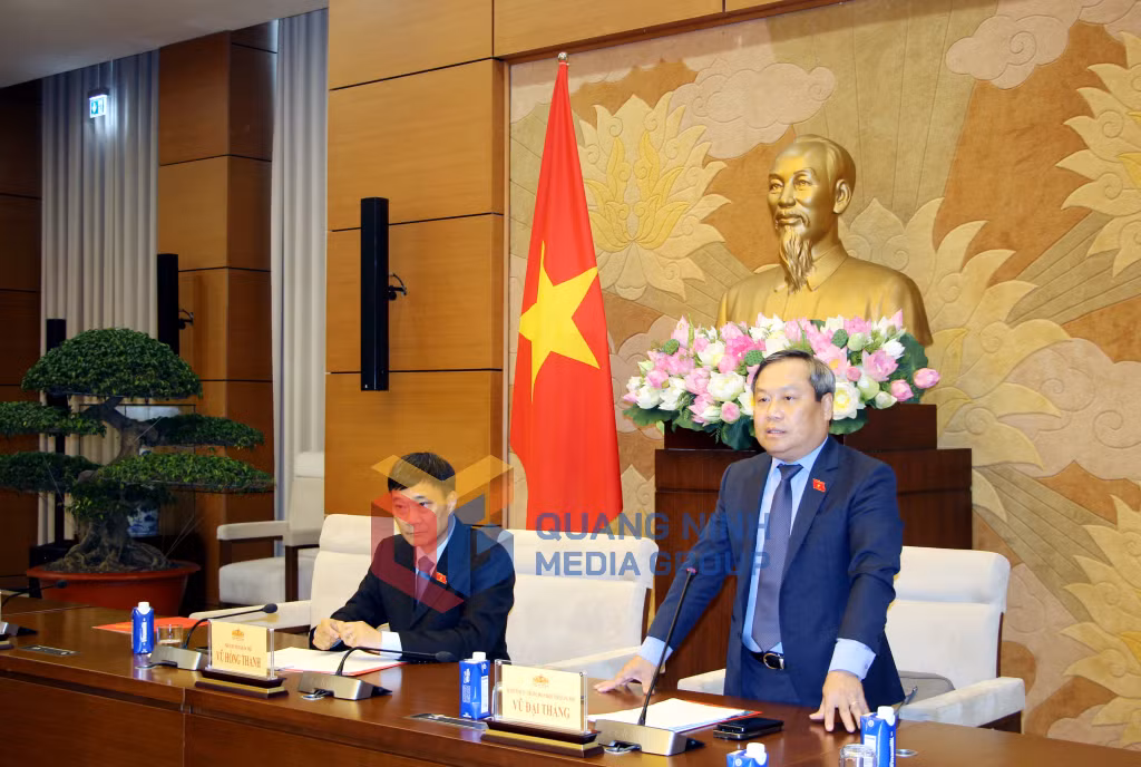 Đồng chí Vũ Đại Thắng, Ủy viên Trung ương Đảng, Bí thư Tỉnh ủy, Trưởng Đoàn ĐBQH tỉnh, phát biểu tại buổi gặp mặt (9-2025). Ảnh: Mạnh Trường